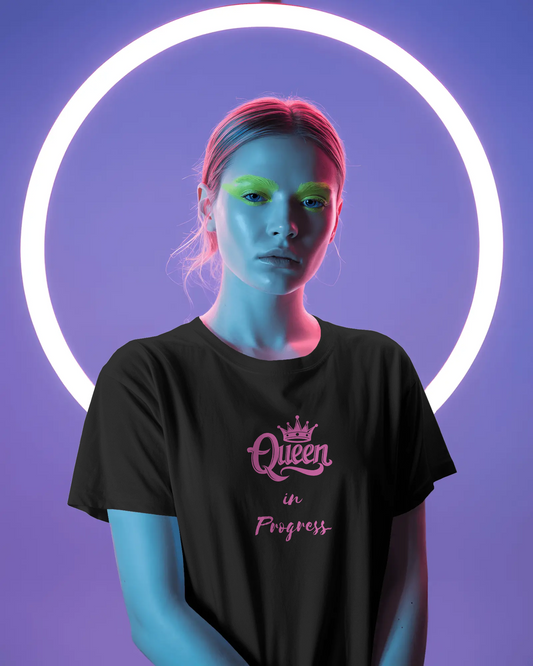 Regular Women T-Shirt Queen in Progress Black