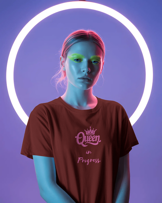 Regular Women T-Shirt Queen in Progress Maroon